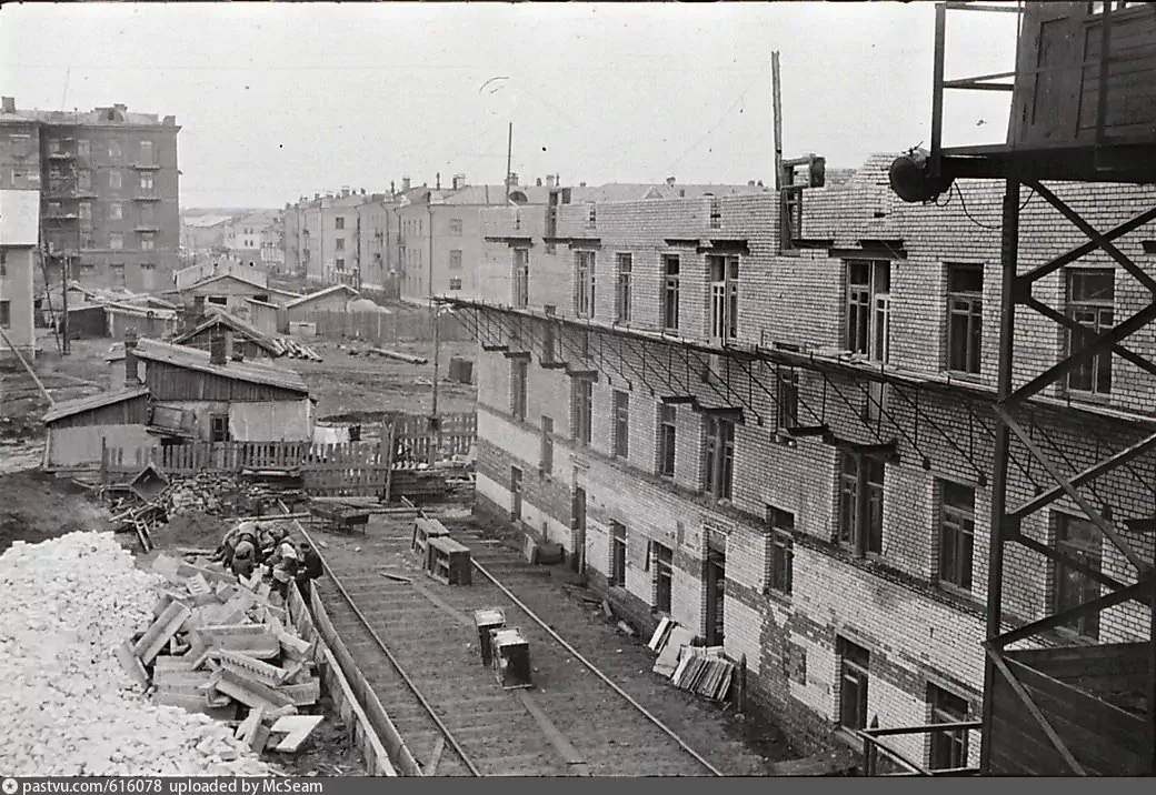 Строительство дома 42 по 5-й Парковой, вид со двора на восток, 1949 – 1950 гг.