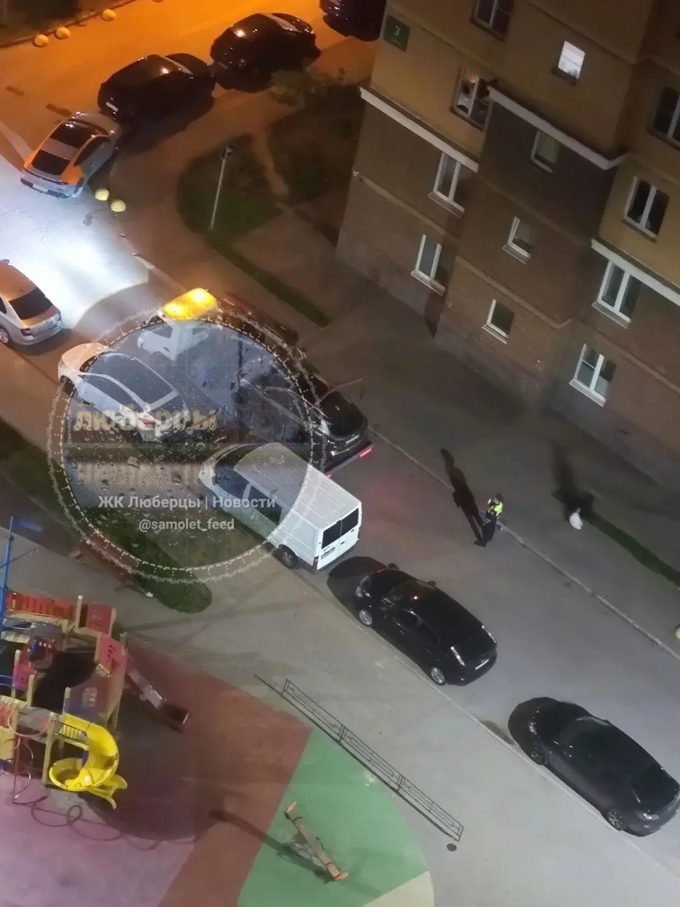 Сегодня ночью во дворе улицы Дружбы эвакуатор собрал неправильно припаркованные автомобили.
Также со