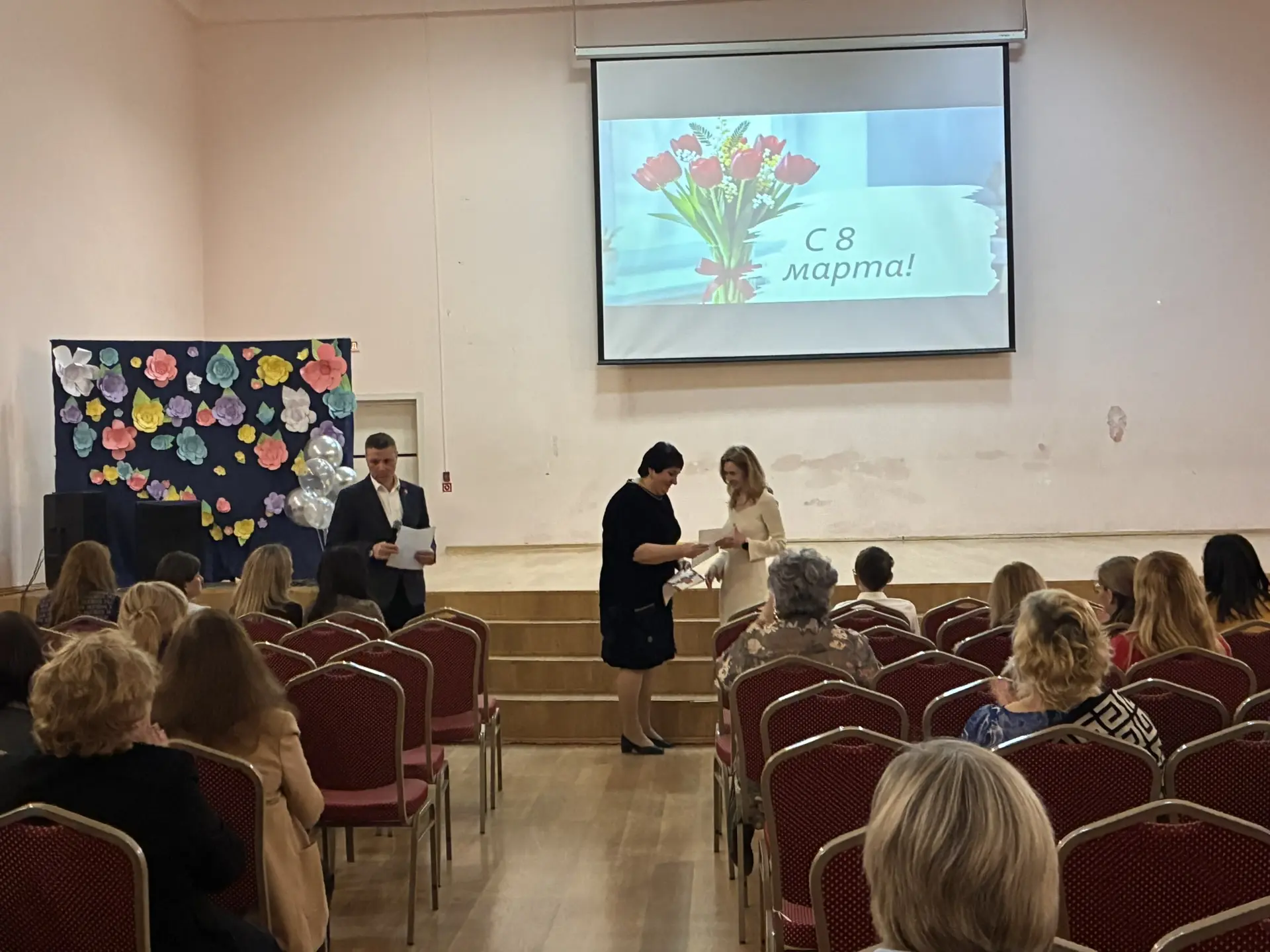 ✨В атмосфере праздничного концерта, посвященного Международному женскому дню, директор школы Булатов