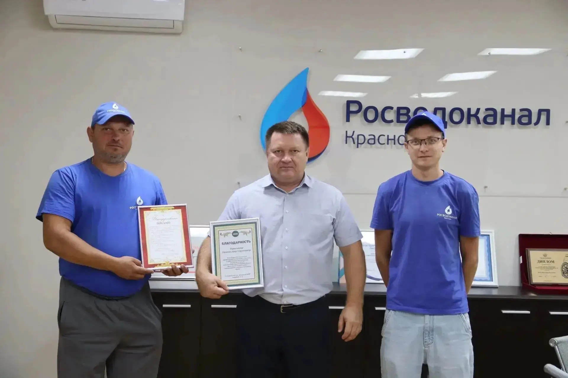 Жители улицы Воровского поблагодарили сотрудников Росводоканал Краснодар за оперативнос...