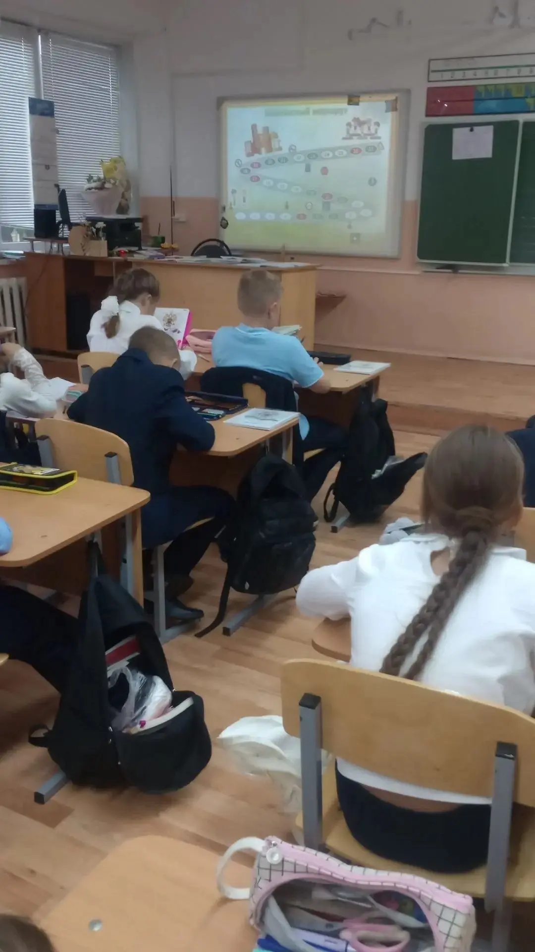 В 4 «Б» классе прошел классный час по безопасности дорожного движения
