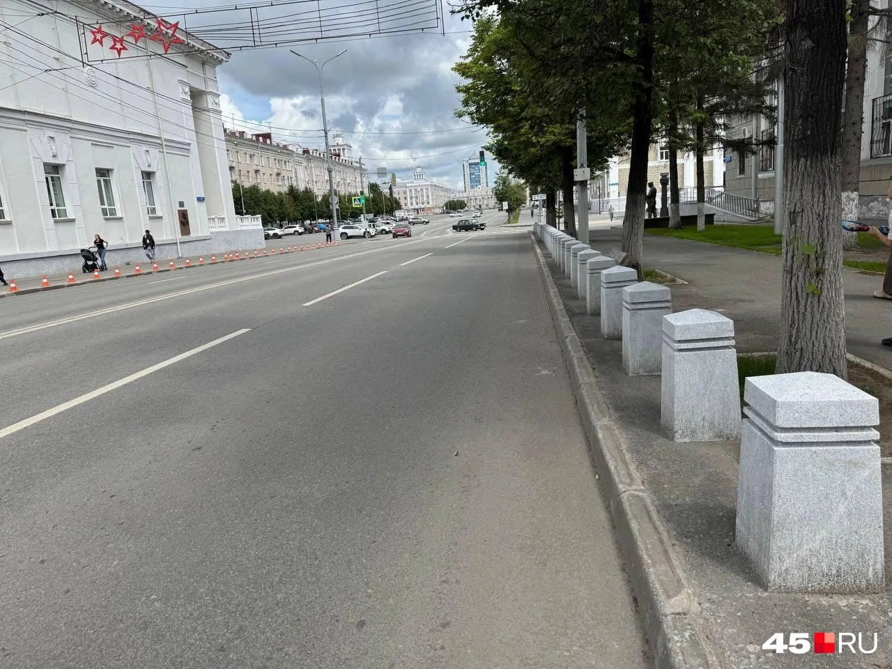 Гранитные столбики почти за 7 миллионов рублей начали монтировать в центре Кургана.