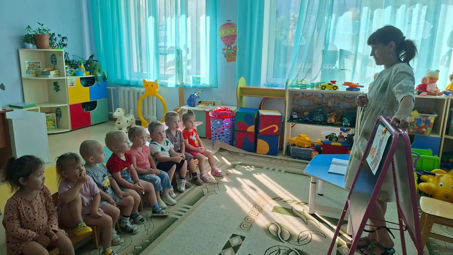 В гости к малышам группы «Растишки» пришли домашняя кошечка Мурка и бездомный пес Дружо...