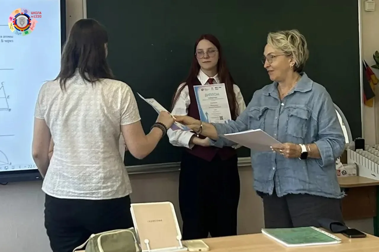 Заканчиваем год на позитивной ноте!  ✨ Сегодня в камерной и уютной обстановке классных кабинетов для