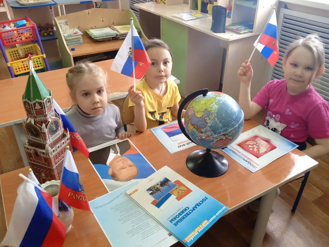 В дошкольной группе прошла тематическая неделя, посвященная России. Вместе с ребятами м...