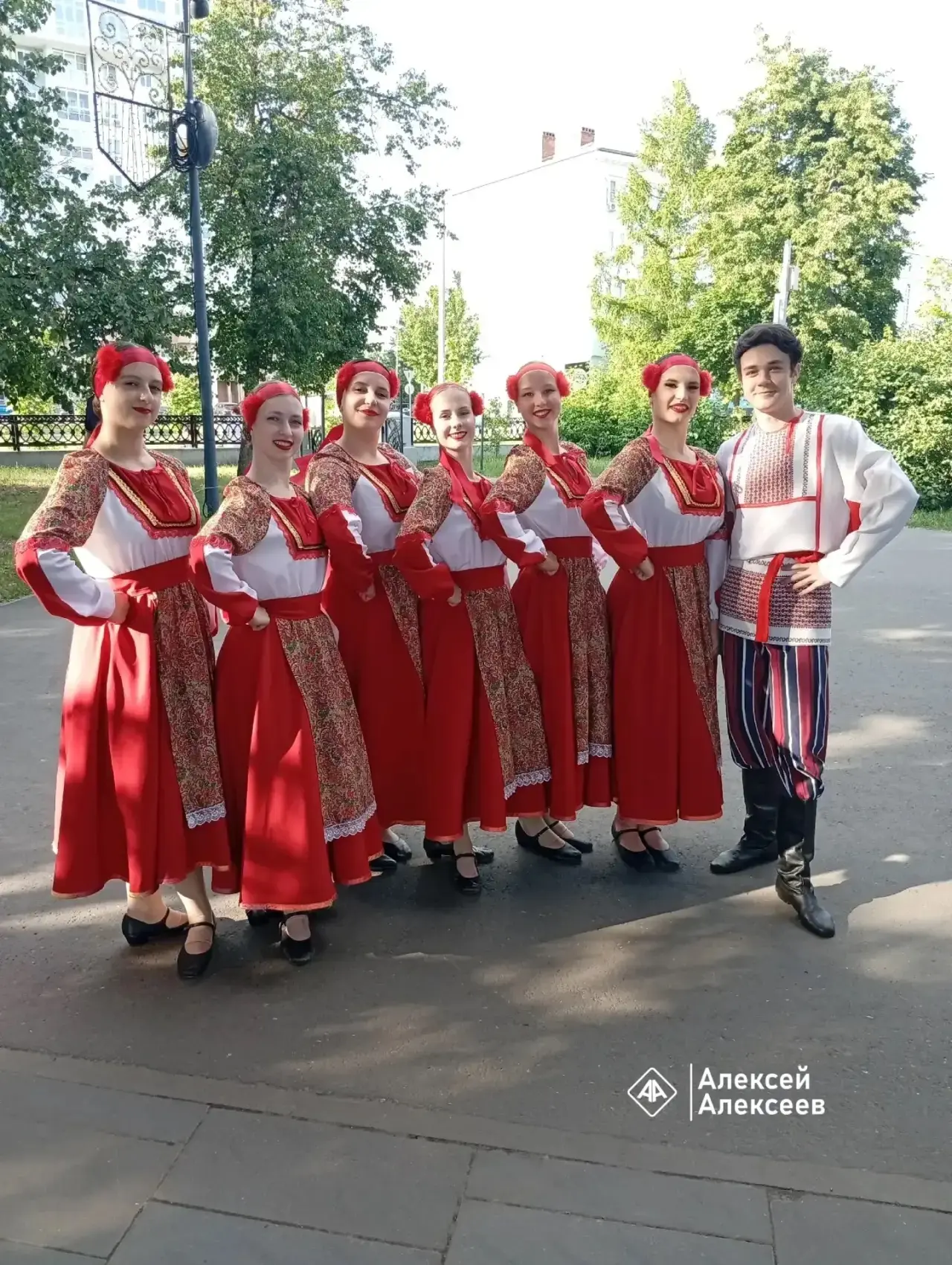 Яркие, нарядные в центральном парке на праздничном мероприятии, посвященном Дню России. Хороши необы