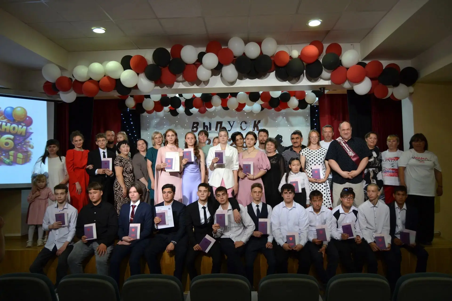 🎉 Сегодня торжественно вручили аттестаты 9 «А» и 9 «Б» классам!
