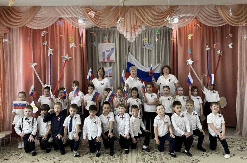День России в дошкольных группах

🇷🇺 12 июня вся страна отмечала важный государственный праздник —