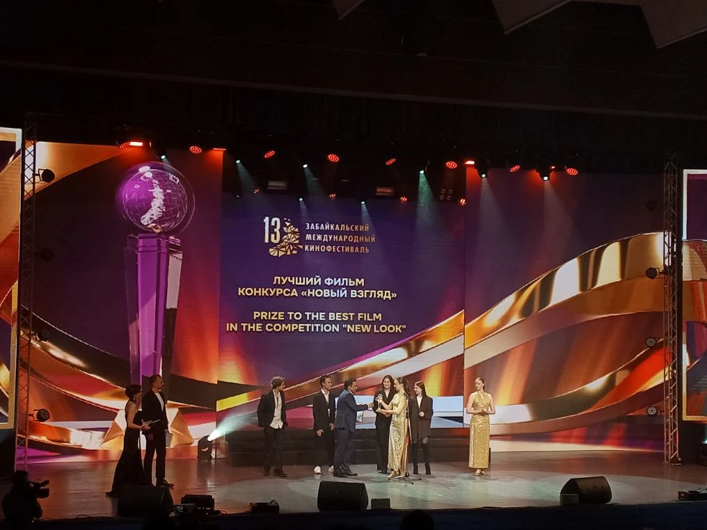 🏆На очереди конкурс «Новый взгляд». В нём собрали ленты об актуальных проблемах молодёжи.  На сцене 
