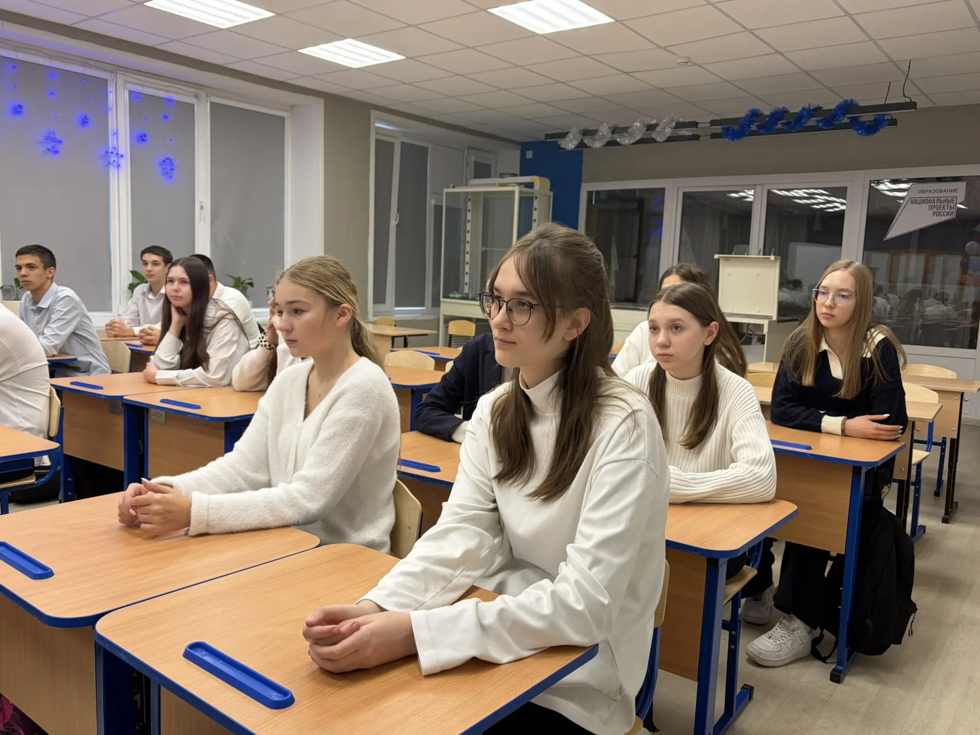 📚🌟 Сегодня в нашей школе прошел тематический классный час под названием "Спасибо Героям Отечества!" 