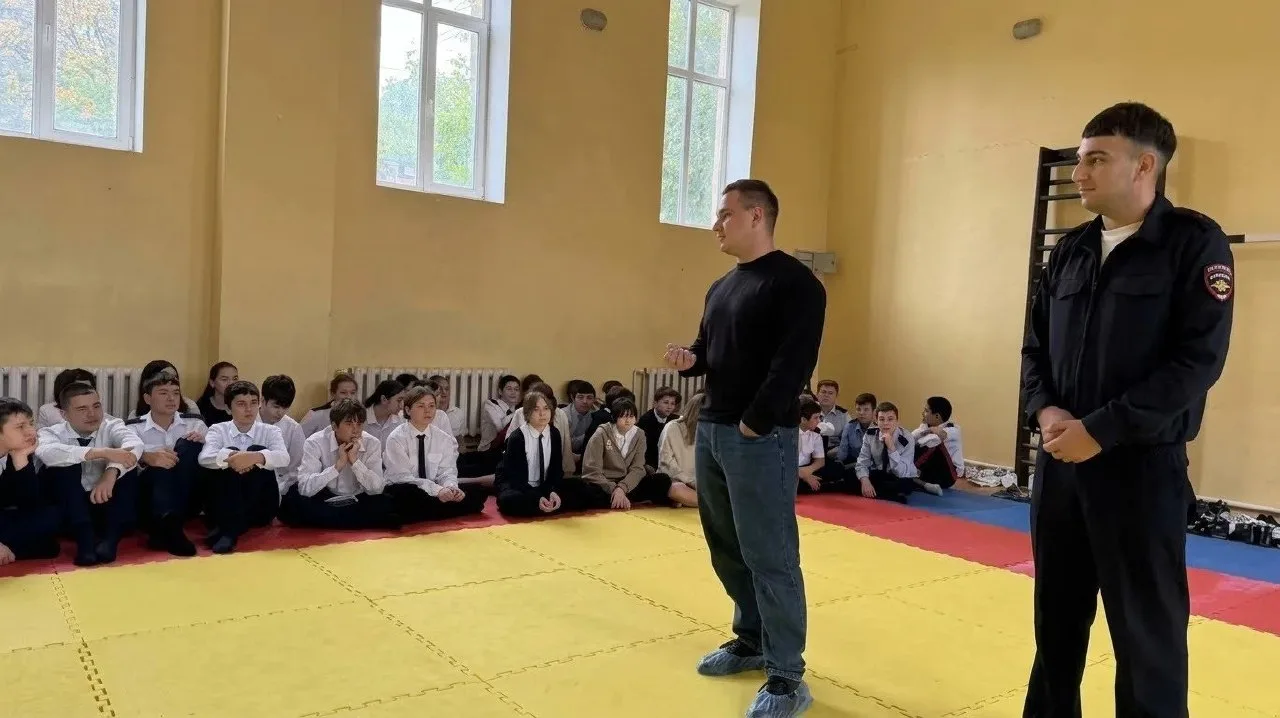 В новочеркасской школе №5 прошла встреча с полицейскими