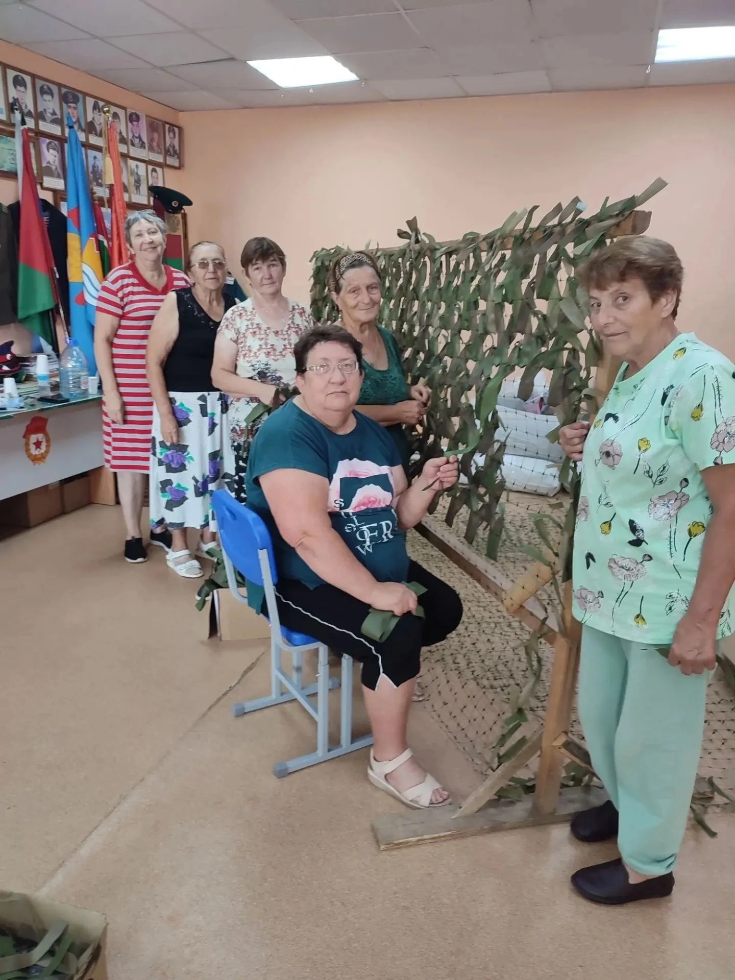Русские женщины без гламура и фальши,
Сети плетут для защитников наших.
Молитвы вплетают они в кажды