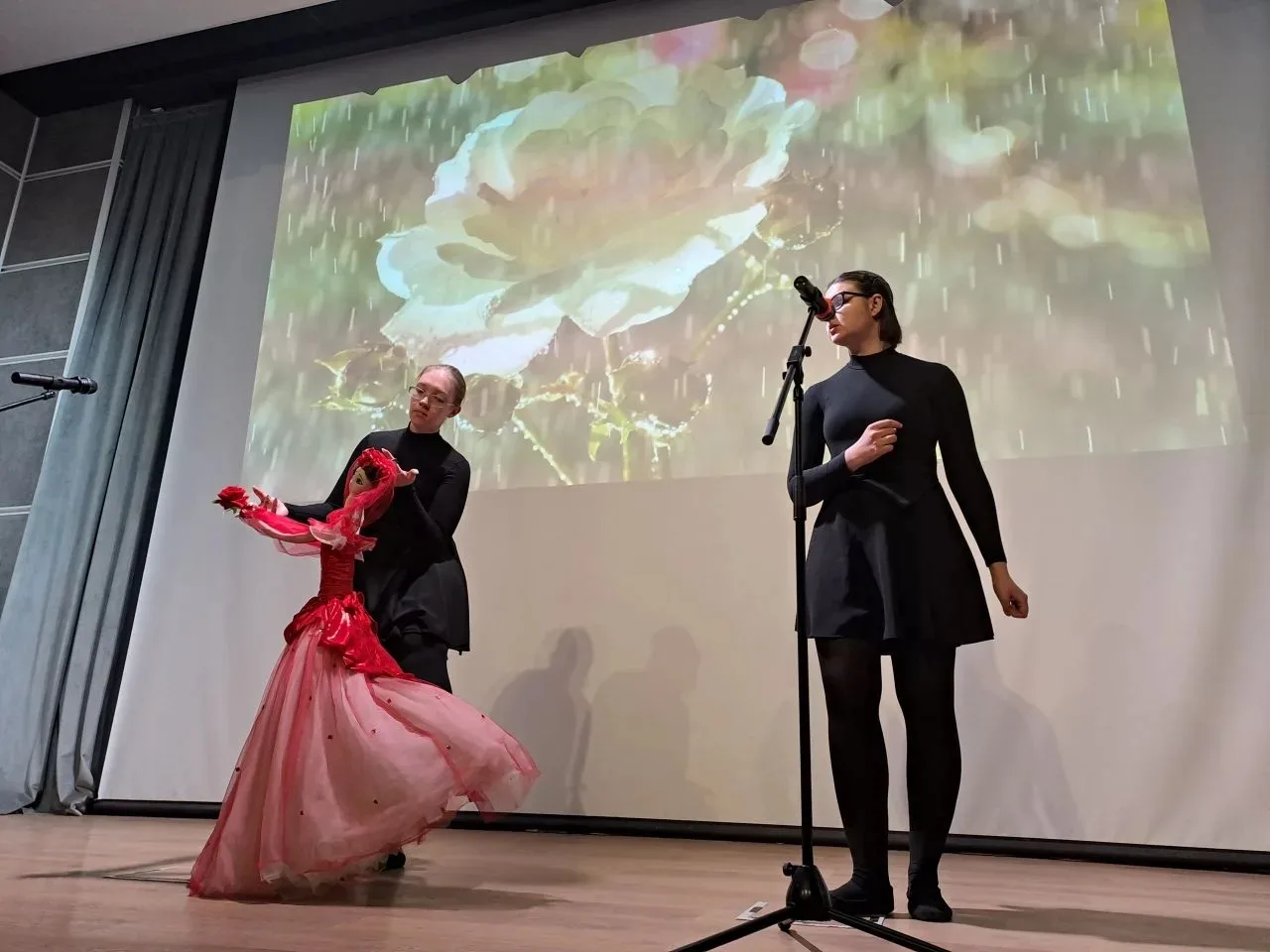 ВЕЧЕР ПАМЯТИ ВЫДАЮЩЕГО АКТЁРА  🎭 Юные артисты нашего кукольного театра — Екатерина З., Ева Я. и Сева
