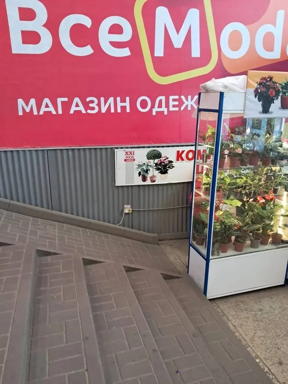 🛍️ На Тамбовском крытом рынке ларьки поставили прямо возле пандусов — люди жалуются на...