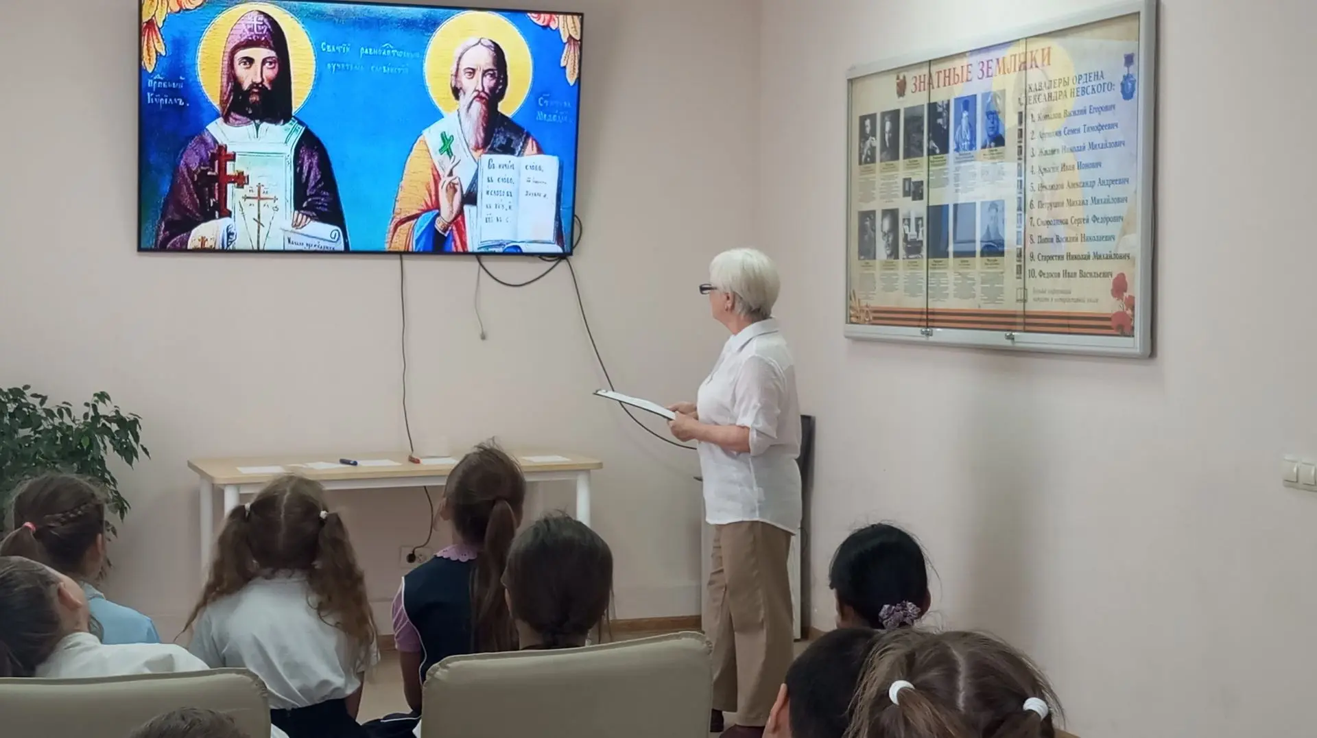 «Славянских букв серебряная россыпь»
