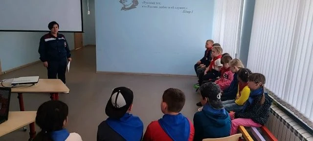 Пожарные провели урок безопасности в лагере «Надежда»
🔸17 июня в лагере с дневным пребыванием «Наде