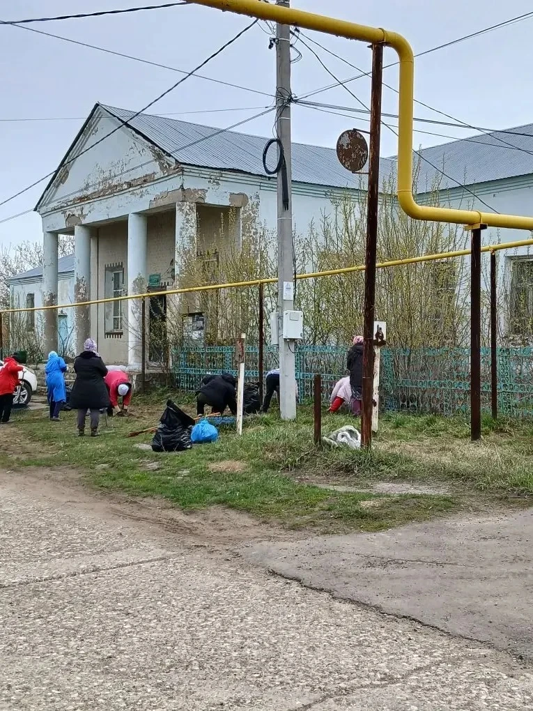 «Мы за чистое село!»  В рамках санитарно-экологического двухмесячника в деревне Азьмушкино прошёл ма