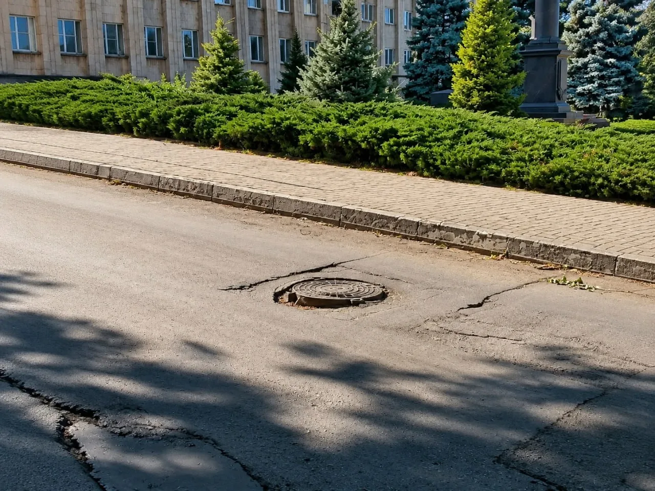 Порядок не удаётся обеспечить даже в центре города и возле здания, где работают городск...