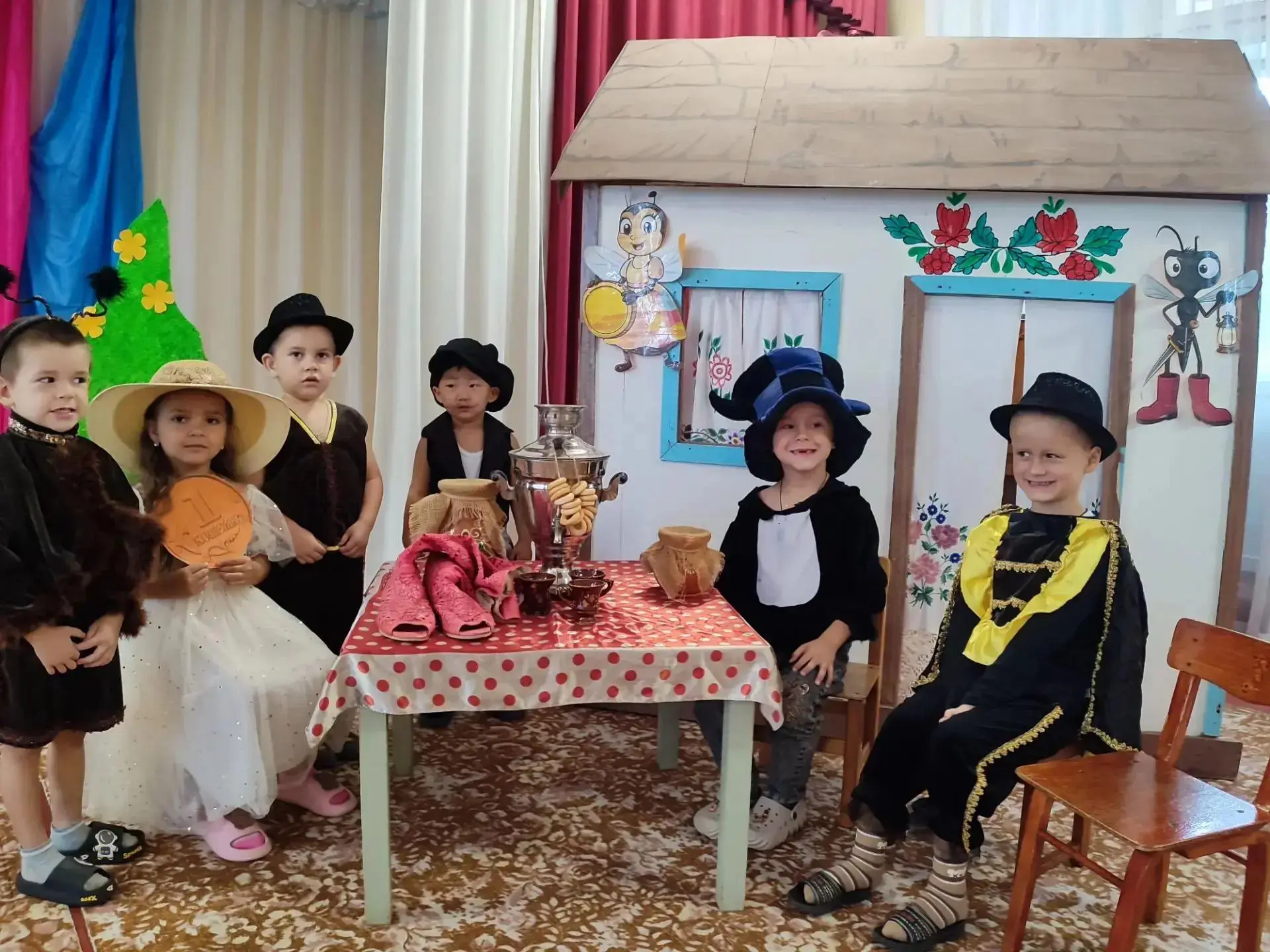 🎂 В «Золотом ключике» отметили день рождения Мухи-Цокотухи 🪰