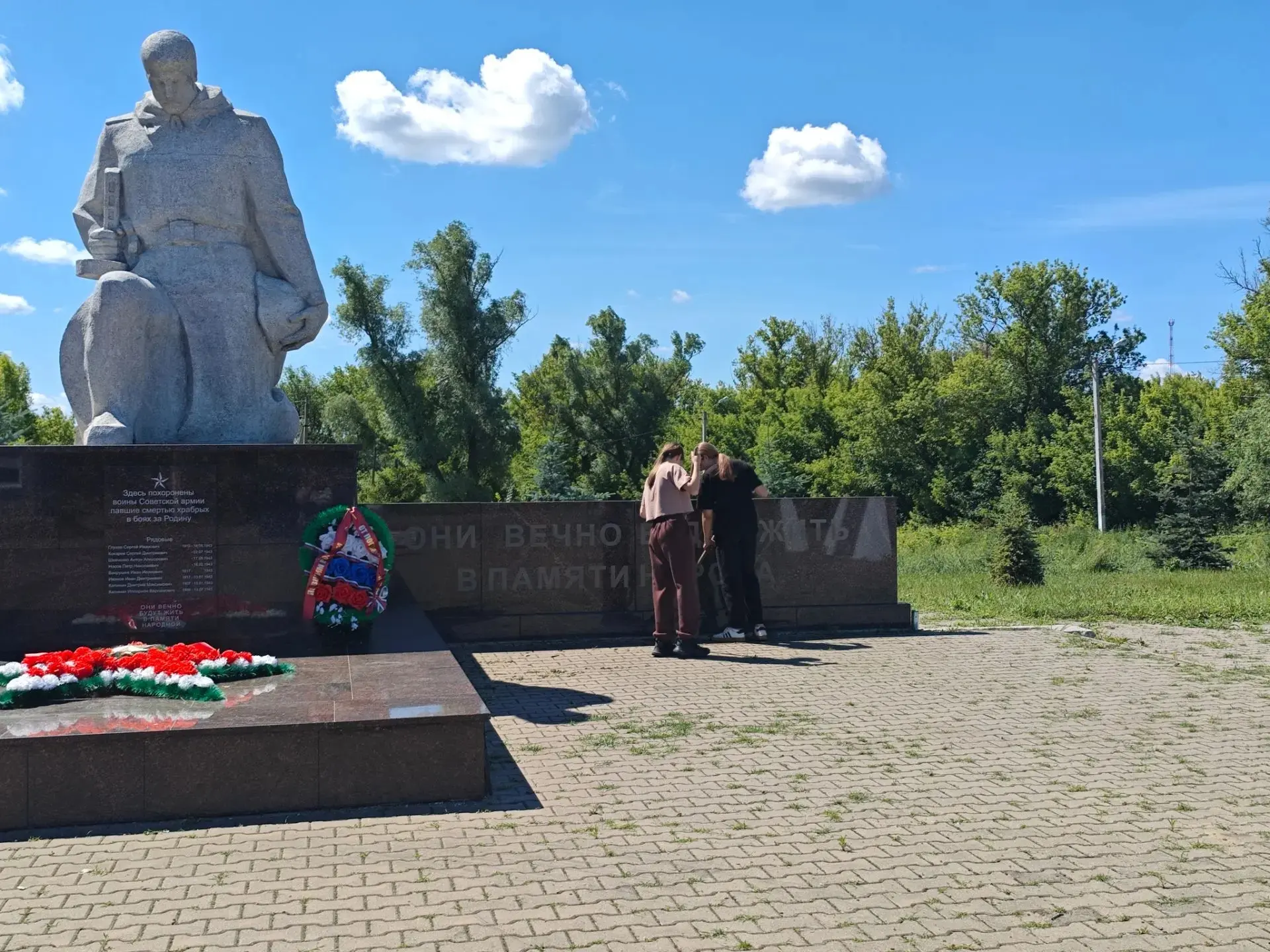 Акция «Субботники памяти»: успешно провели уборку возле памятника! 🌿

Вместе с ребятами мы сделали 