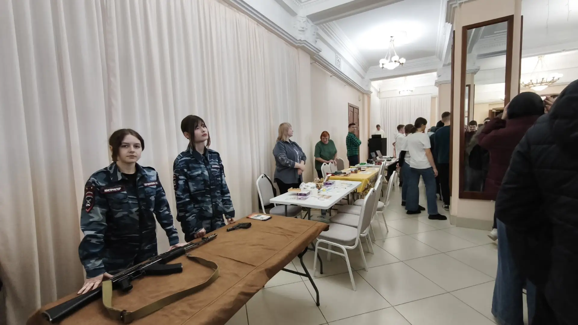 "Ярмарка учебных мест" для выпускников 9 и 11 классов школ нашего города. На ярмарке были представле