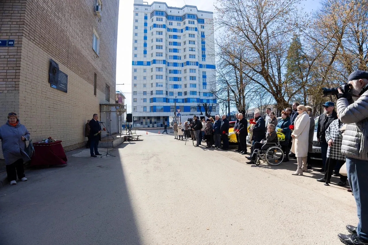 Принял участие в открытии мемориальной доски Сергею Витальевичу Новикову — заслуженному работнику ку