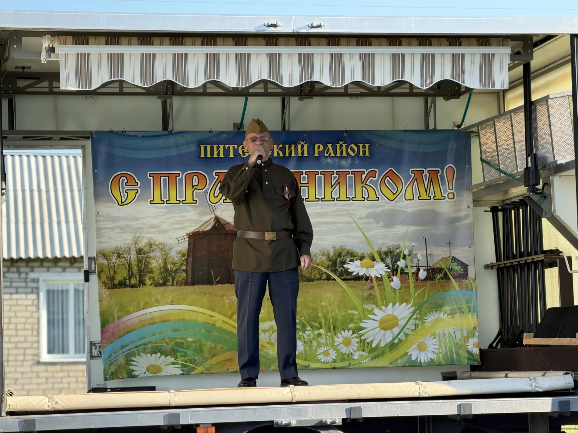 🎵Победа приходит в каждый дом. Сегодня – песней.  «Фронтовая бригада» выступила под окнами детей вой