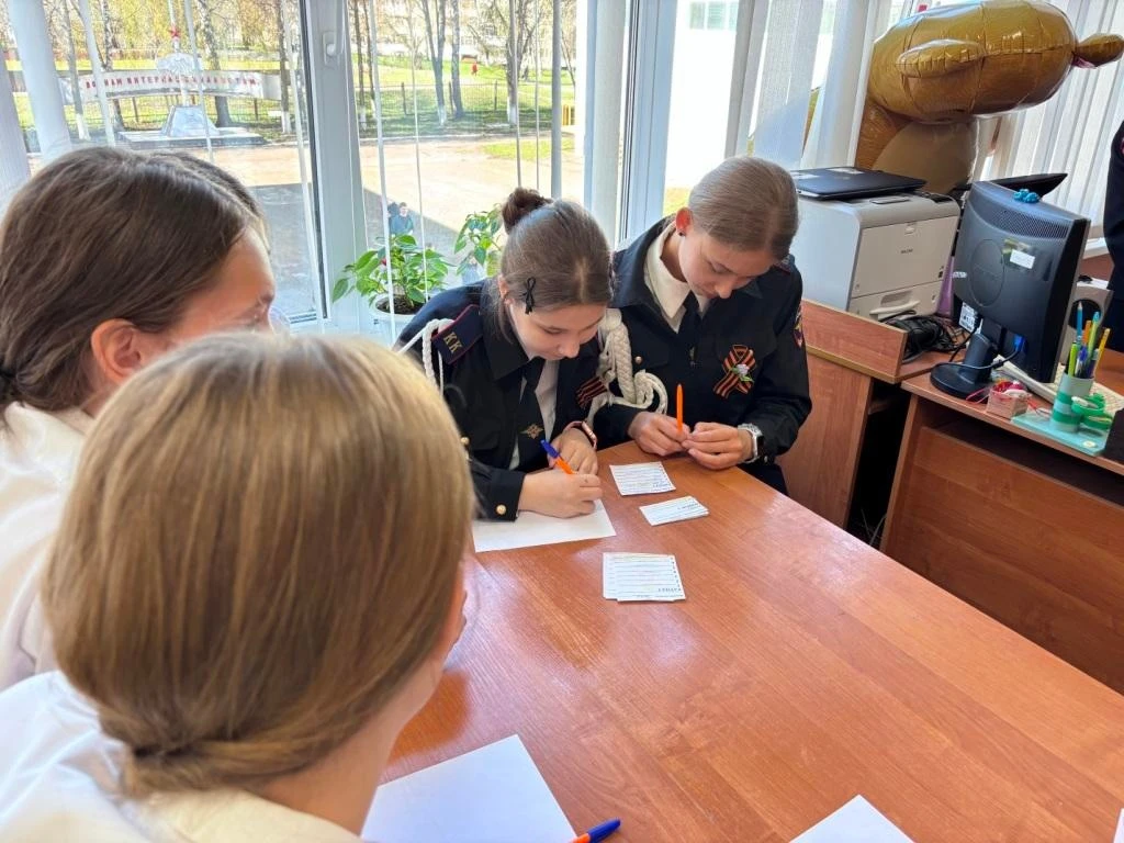 🧩В память о Великой Победе сотрудники МВД по Республике Мордовия провели квиз для кадетов саранской 