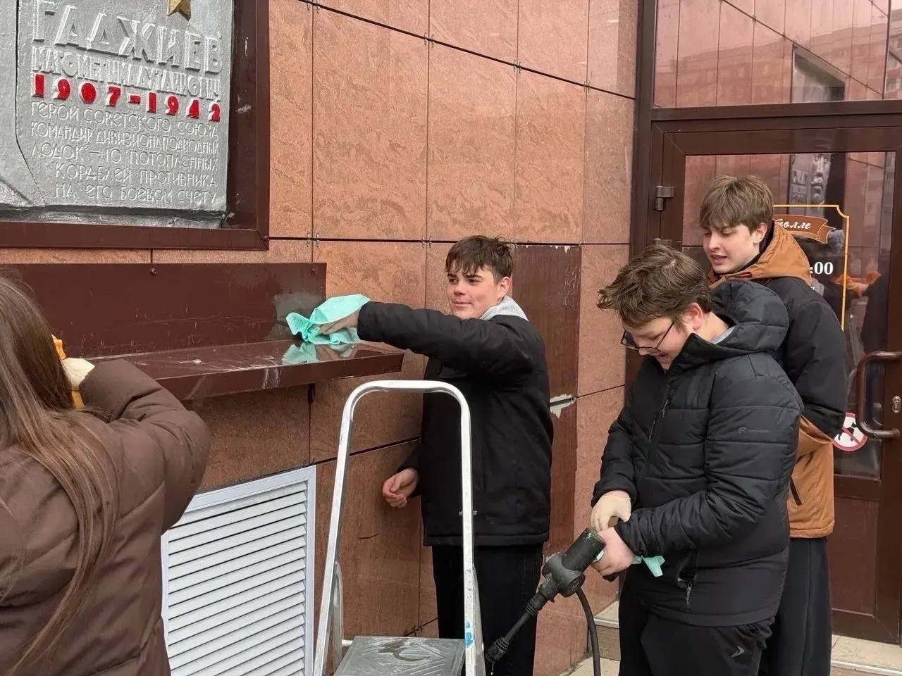 Ученики 9 «Б» класса под руководством классного руководителя Натальи Юрьевны вместе с родителями при