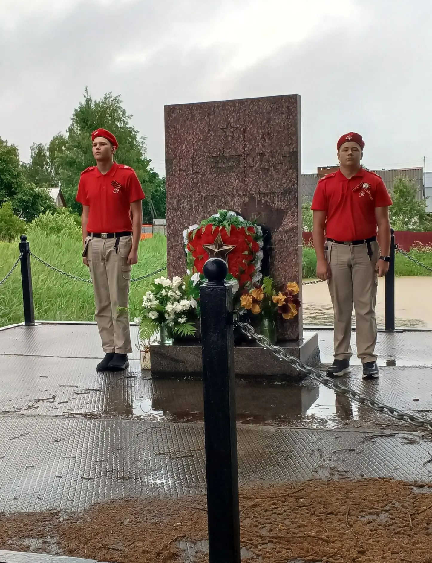 Юнармейцы ВПК "Экипаж".
🔥22 июня провели акцию "Вахта Памяти"  на памятниках с. Семеновское, д. Тел