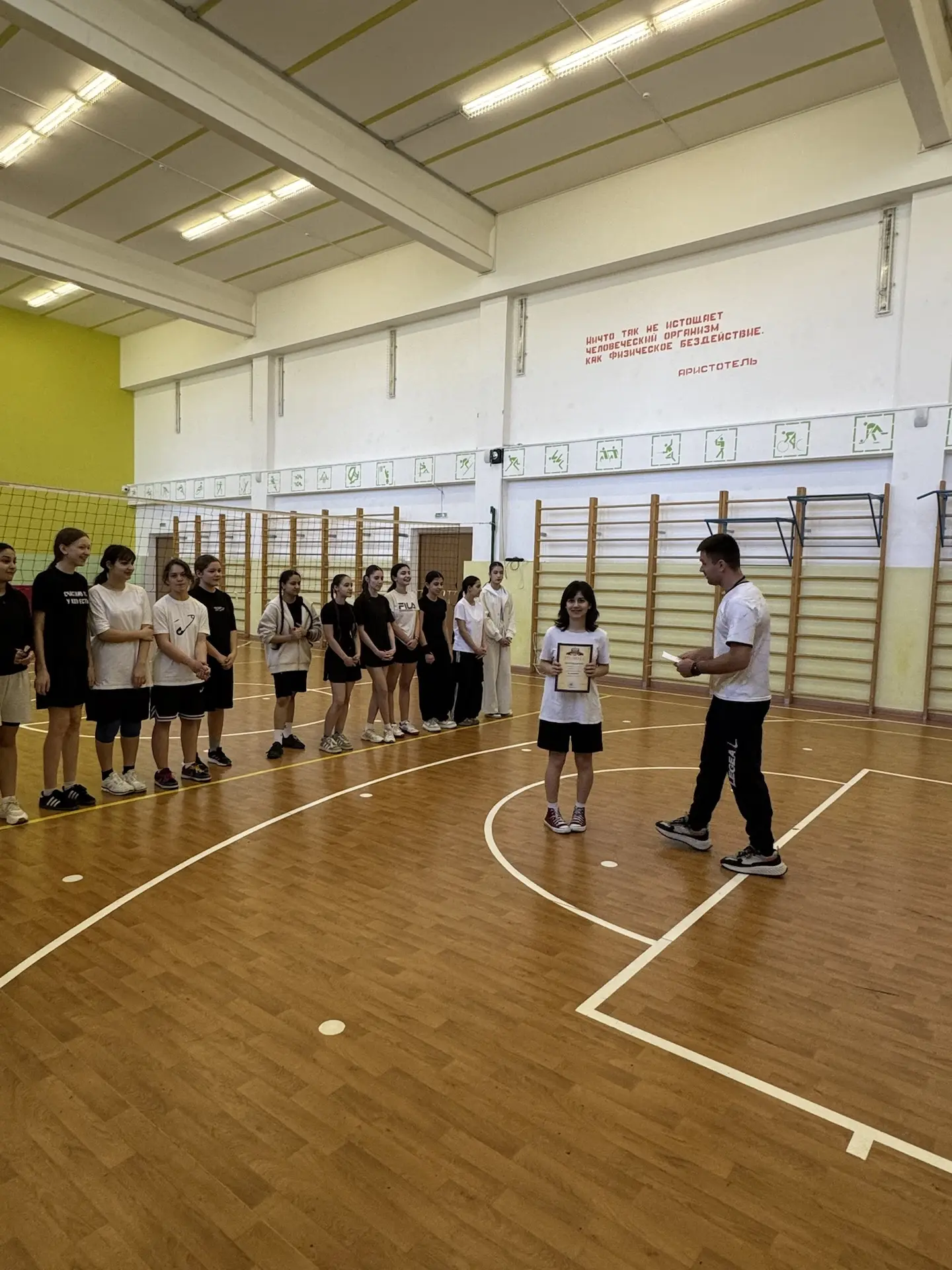 🏀 Сегодня состоялись соревнования по волейболу среди девочек 7‑х классов!  Юные спортсменки продемон