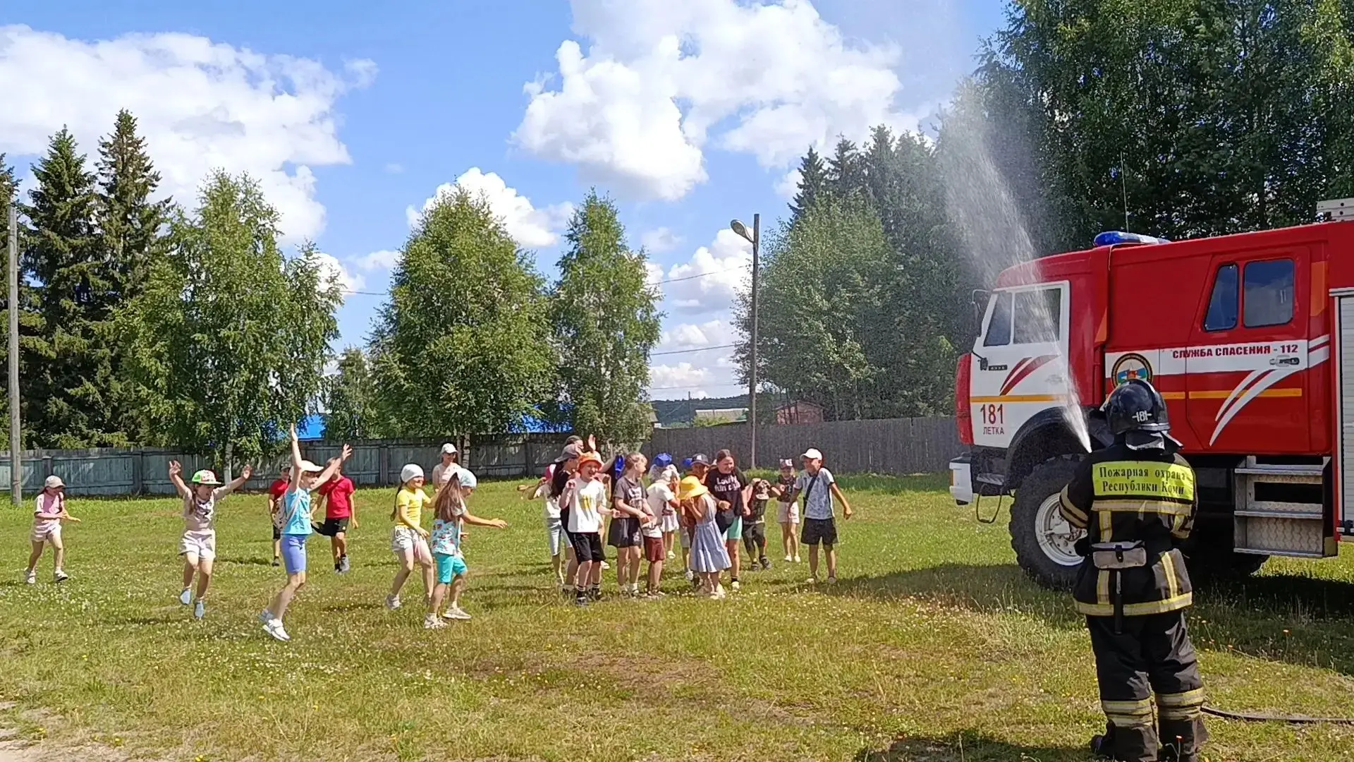 День пожарной безопасности 🚒 
и …
день воздушных шариков 🎈 

☀️В школьном лагере каждый день напол