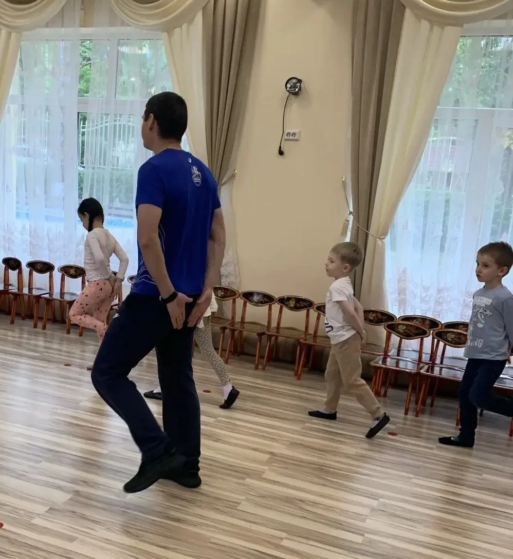 Старшая группа на занятиях по физкультуре: энергия, движение, успех!