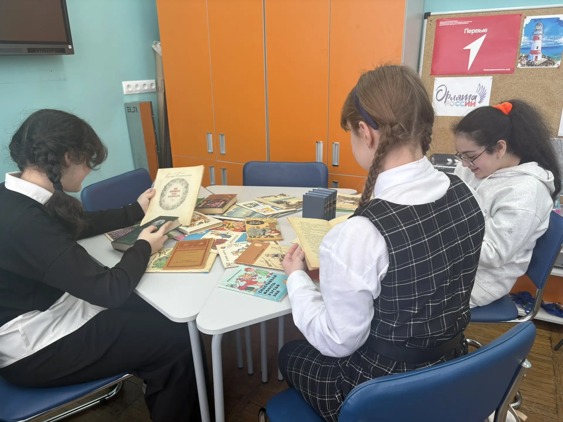 📚В рамках Дня Книгодарения на занятии проекта «Школа Ведущих» прошел очень необычный тренинг.   Учас