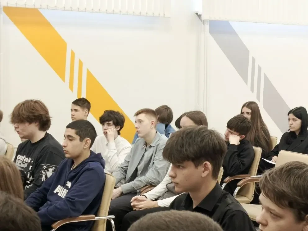 Профилактика, профориентация и диалог: подполковник полиции встретился с девятиклассниками гимназии.