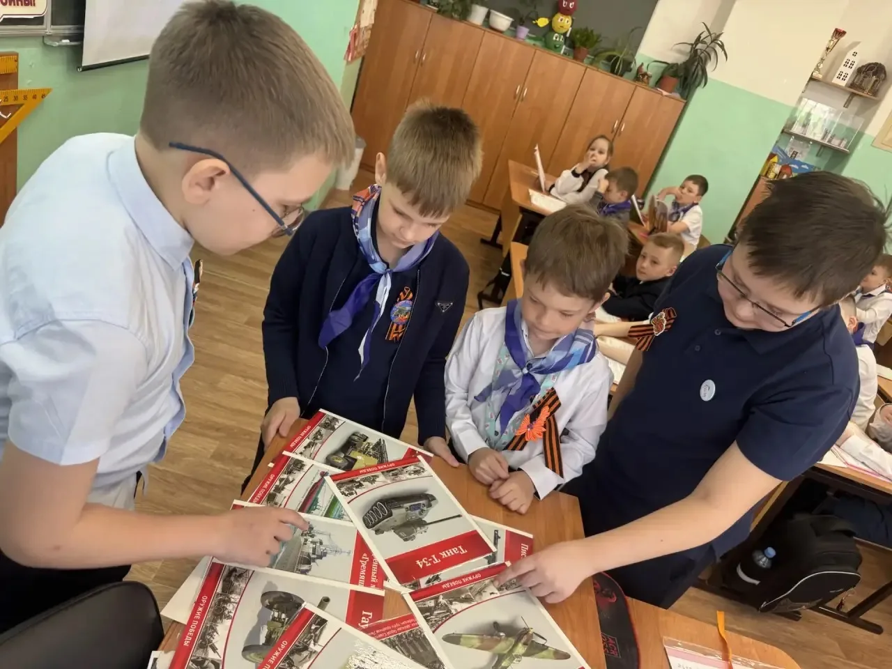 🇷🇺✨ Ученики 5 «В» класса провели урок, посвящённый Дню Победы, для учащихся 1 «В» класса ❤️📚  Ребята