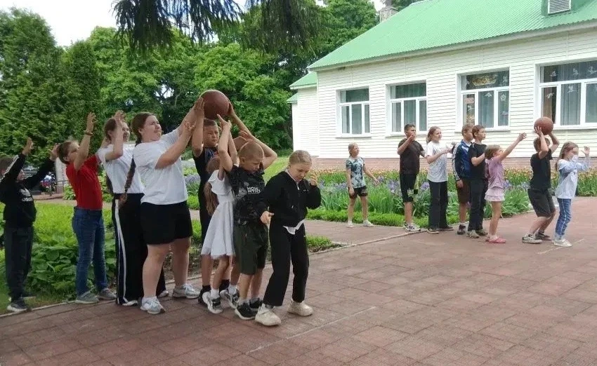 3 июня : в лагере "Островок детства" - День спорта. Ребята с удовольствием участвовали ...