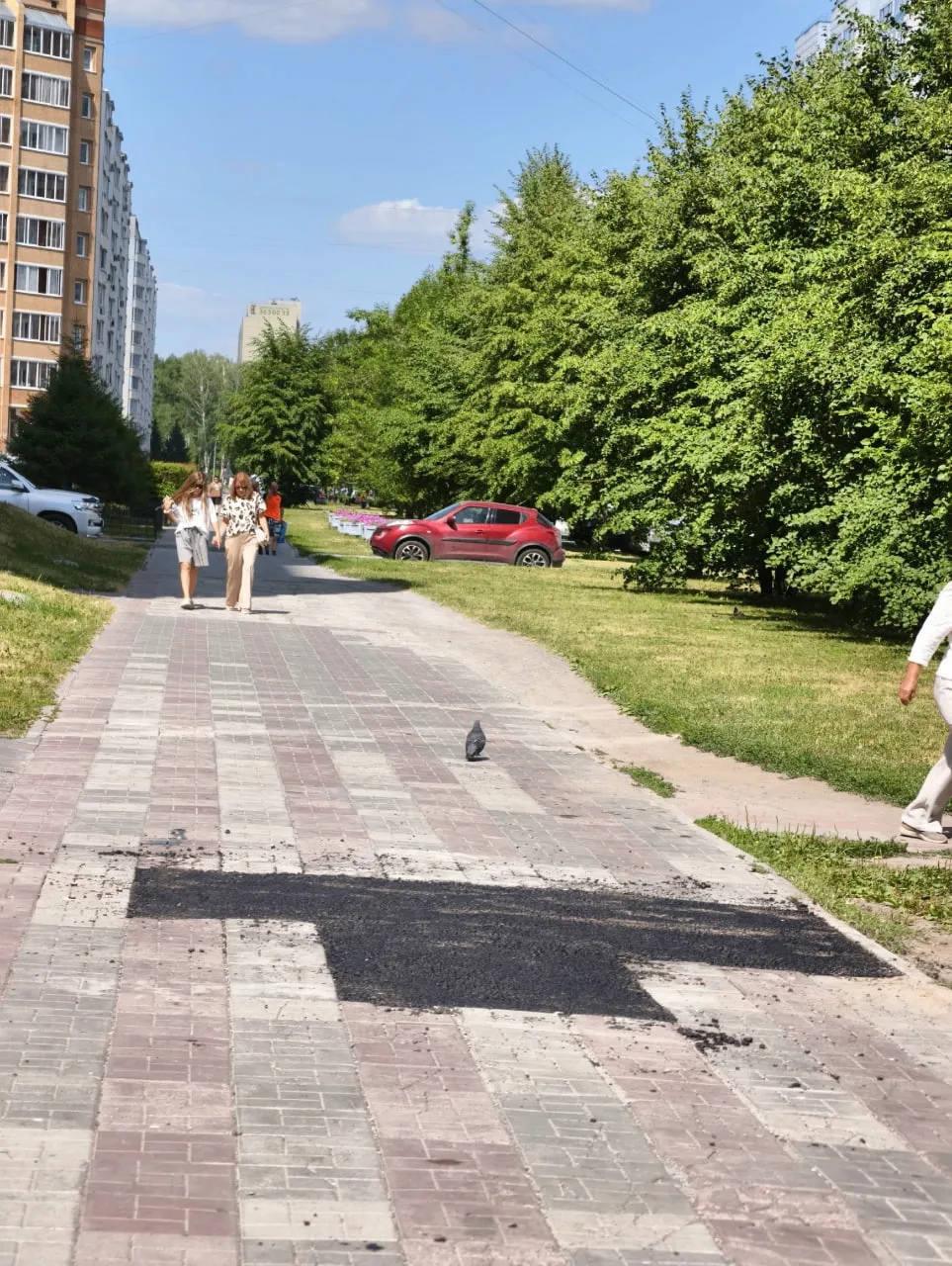 В Калининском районе в микрорайоне Родники начали ремонтировать тротуары - вместо плитк...
