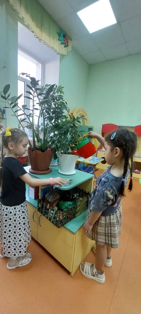 Служба добрых дел: ребята средней группы "Ромашка"🌼заботятся о цветах!🌵