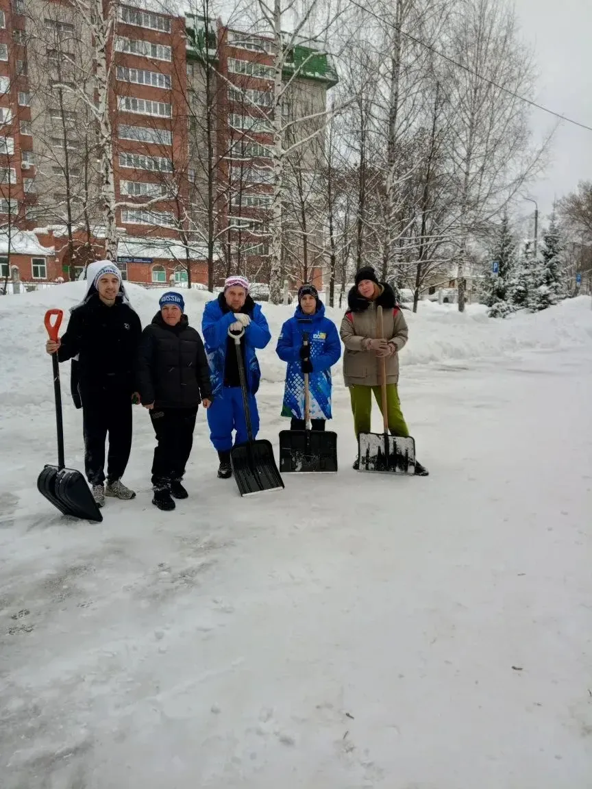 🌨️❄️ Уборка снега в нашем Лицее! ❄️🌨️  После сильного снегопада наша территория оказалась под толсты