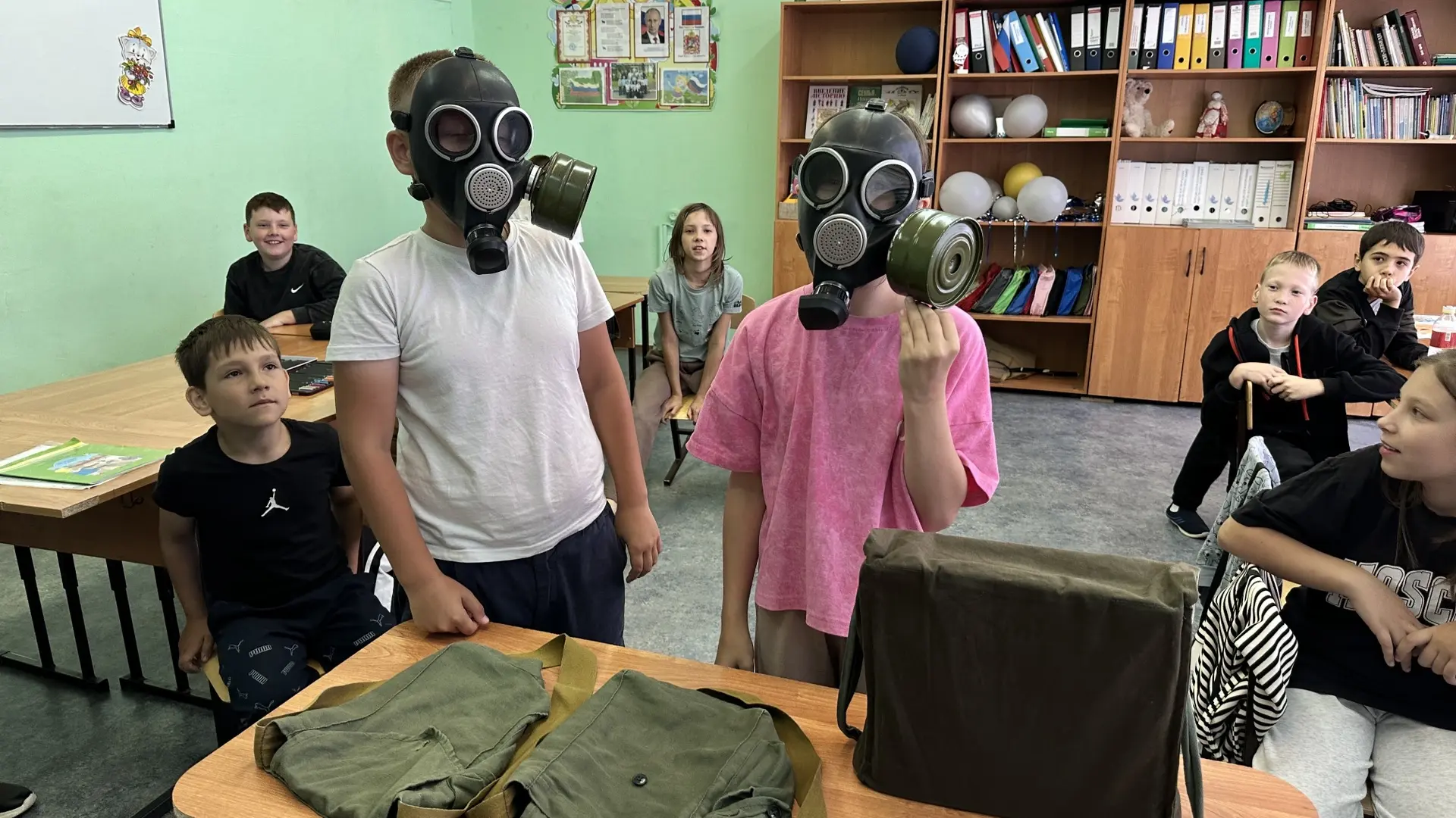 🚨 Сегодня в лагере — День безопасности!
👋 Пролетел один день, а столько всего:

1️⃣ Урок медицины.