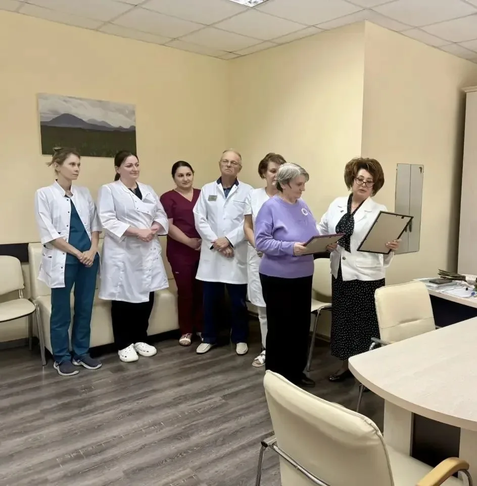 🏥 В Минераловодской районной больнице проводили на заслуженный отдых врача с 45‑летним...