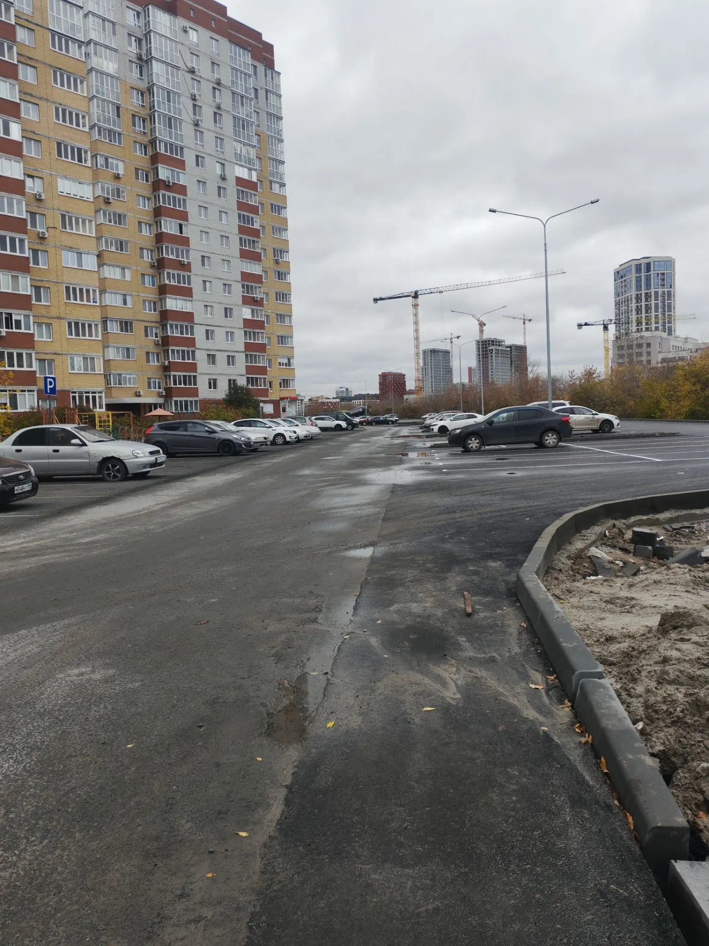 Сделали парковку у домов на Муравленко 1, 3. А дорогу до Панамы сделать не хотите?!