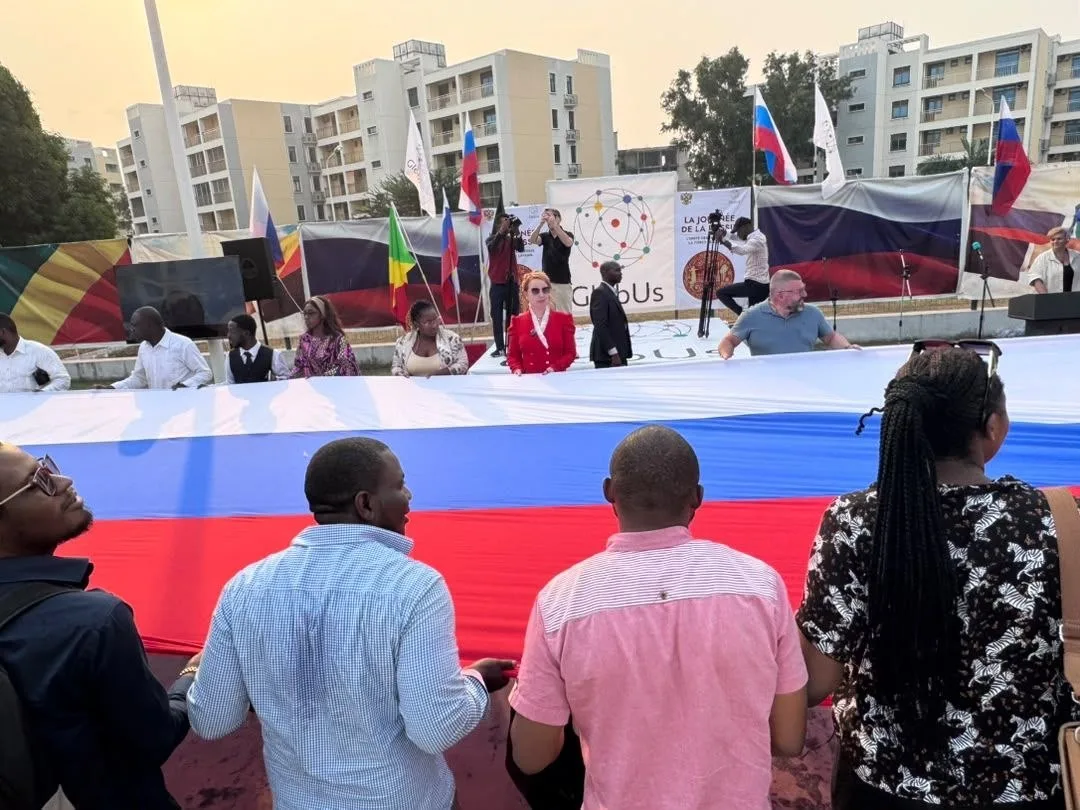 🤩🤩 Самый большой российский флаг в Африке развернули в Браззавиле