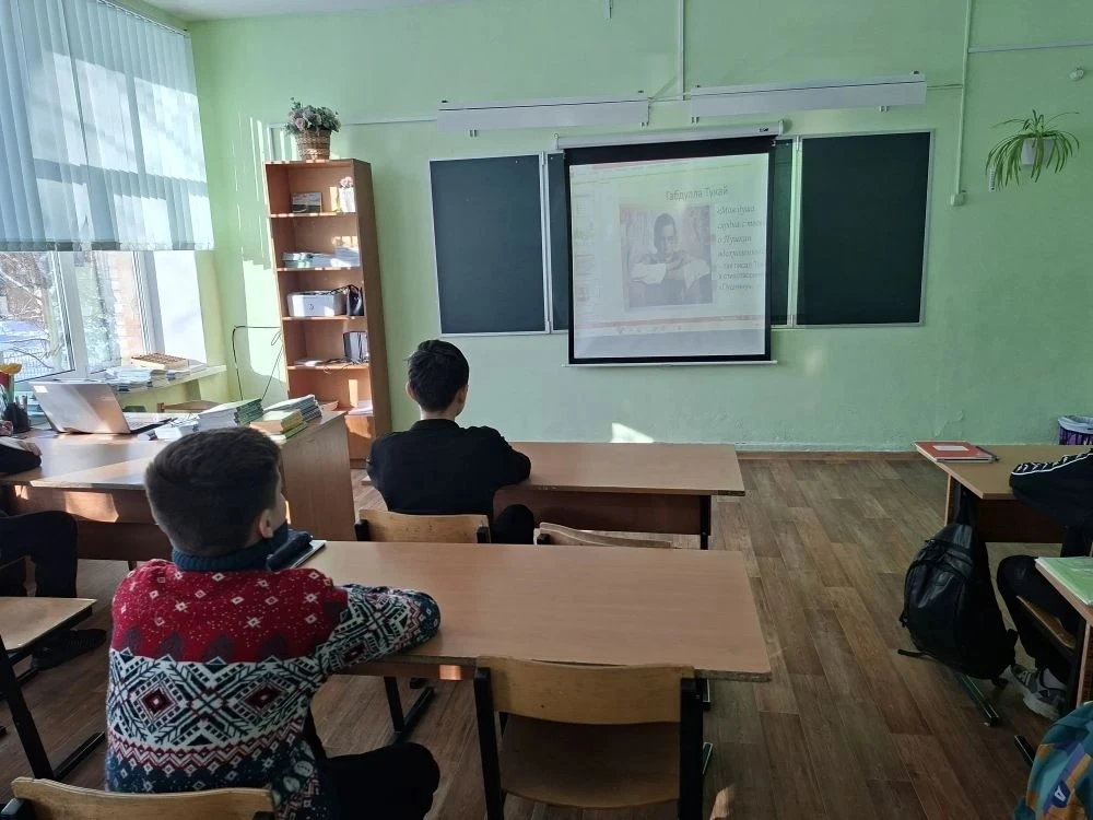 В 6 "А" классе в рамках Недели науки прошел урок литературы "Разные языки - одна душа" ...