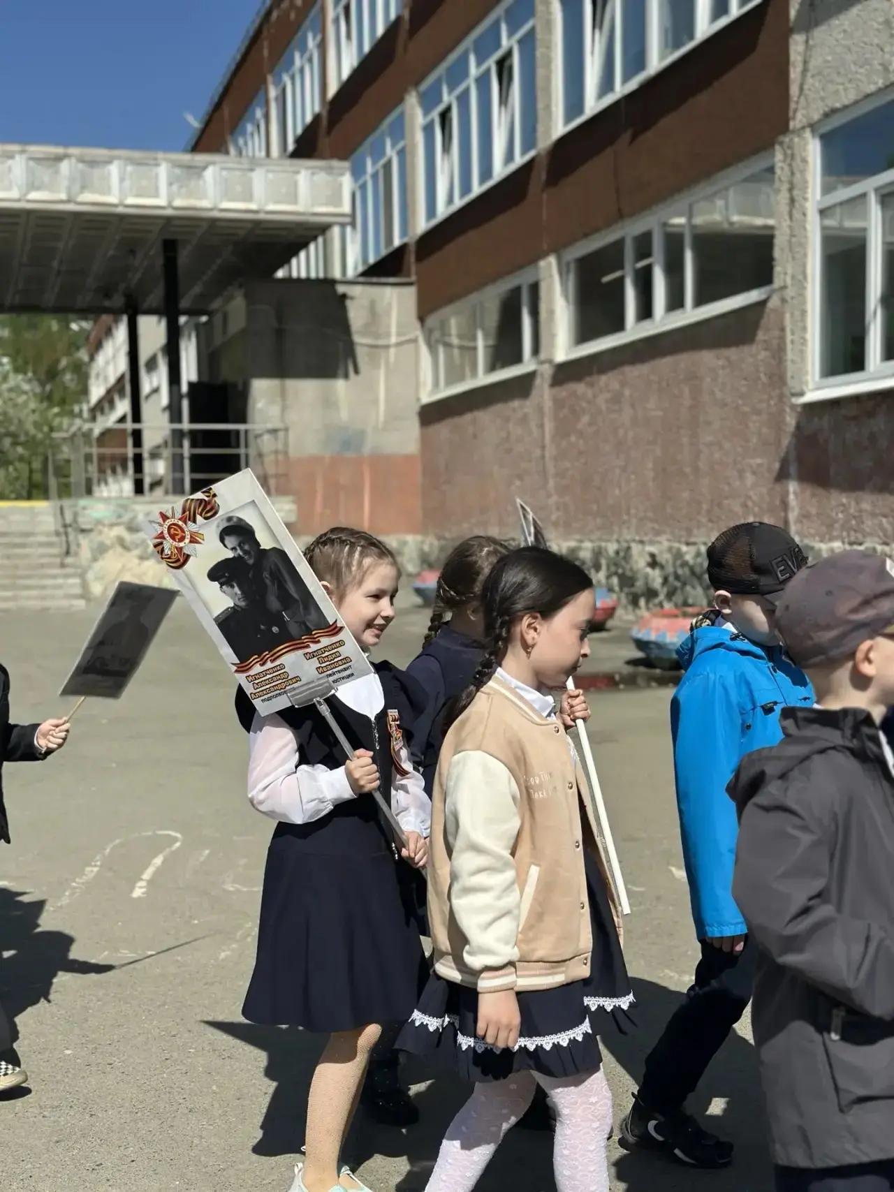 🕯️ Сегодня в нашей школе прошла акция «Бессмертный полк» 🕯️  Наши самые юные ученики — те, кто тольк