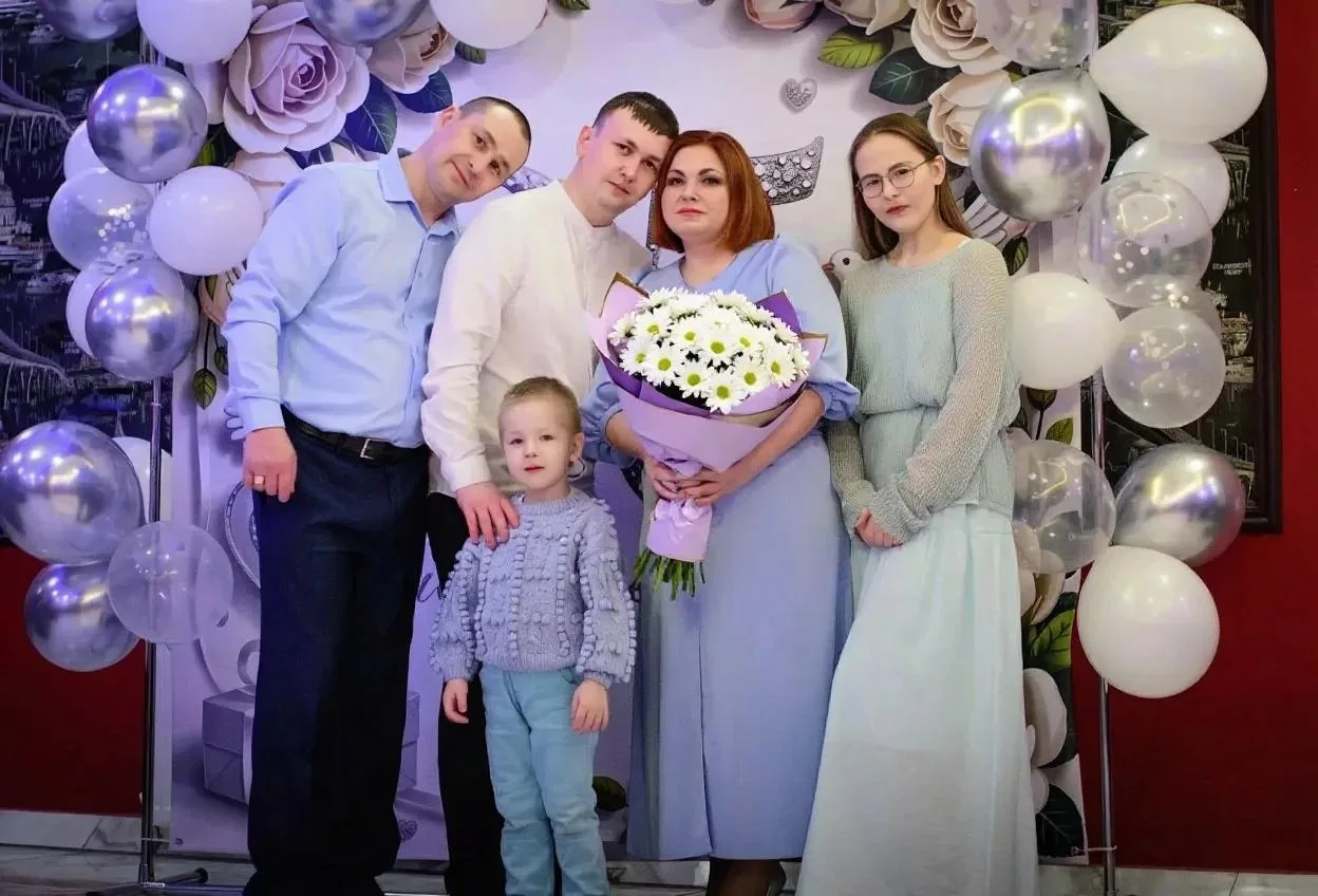 🌼 Семья Янкиных — в акции «Ромашковая семья»! 🌼

Тёплый кадр, искренние улыбки и символ праздника 