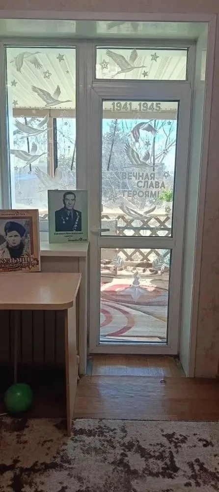 🔥 «Окна Победы»: наша школа присоединяется к Всероссийской акции! 🔥  Ученики нашей школы украшают ок
