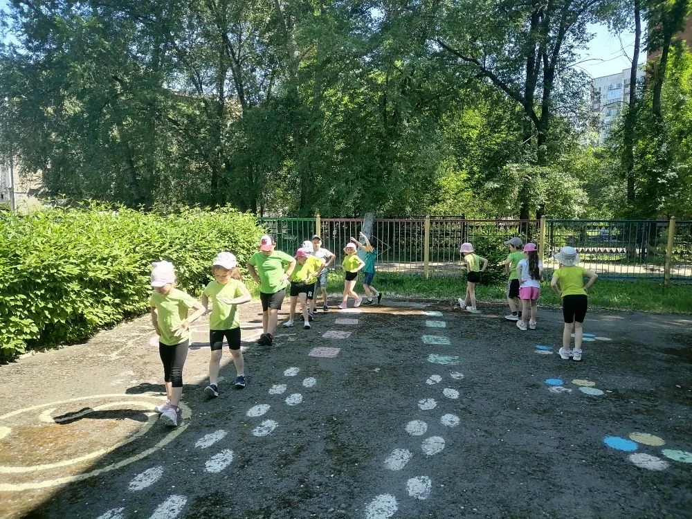 🌳 Физкультура на свежем воздухе — это любовь с первого прыжка!

Спортом заниматься полезно, а на ул