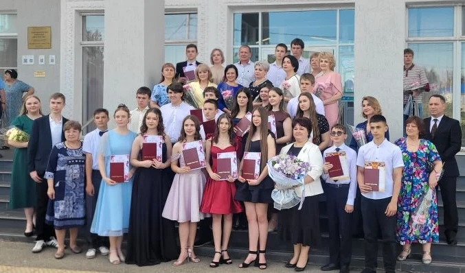 Торжественное вручение свидетельств выпускникам «ДШИ имени А.Н. Сухинина" станицы Новоп...
